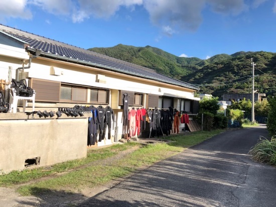 海の近くに夢心地専用の施設と駐車場を完備！！